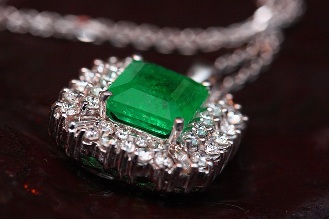 gift-of-jewelry-2325756_640